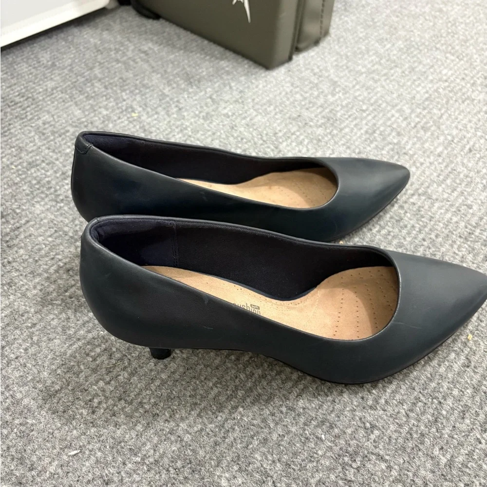Clarks Women's Dark Navy Pointed Leather Pumps - Picture 2 of 5